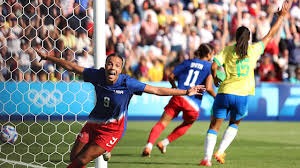 樊振东亮相英超赛场引关注 跨界名人带来新热潮